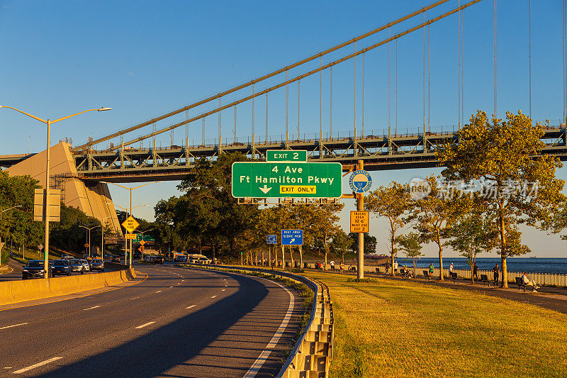 Belt Parkway, Verrazano-Narrows Bridge, Promenade和New York Harbor，纽约市，美国。